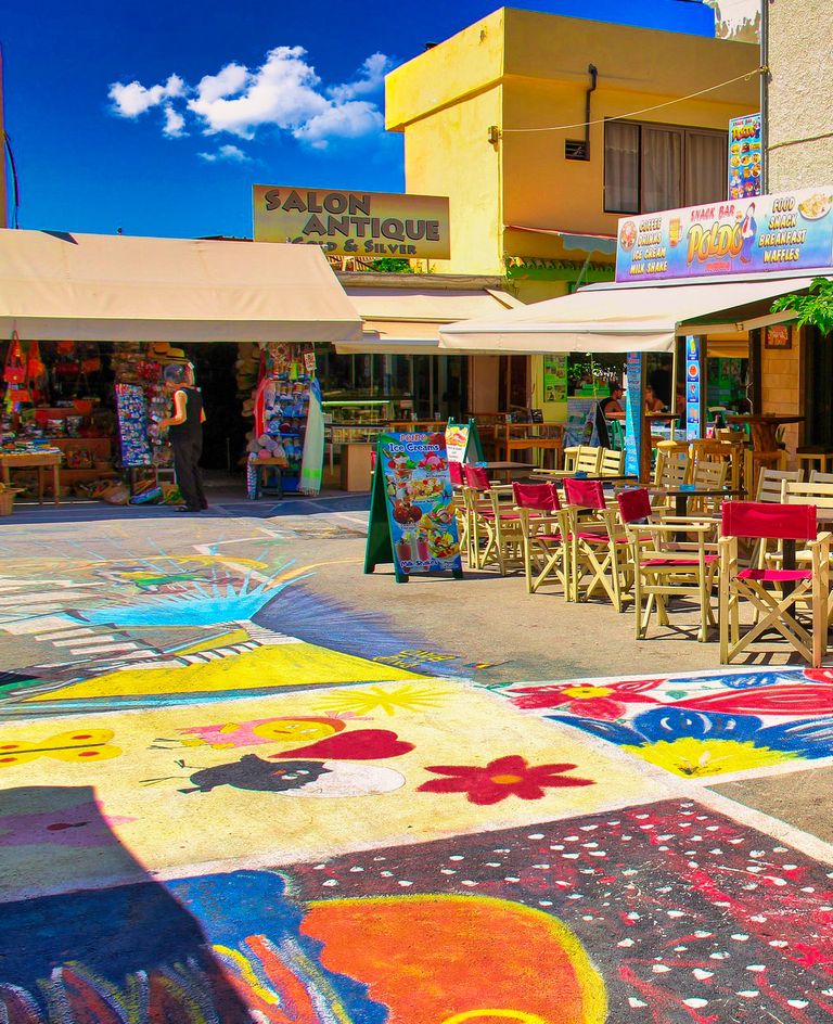 der Hippie Ort Matala mit seinen bunten Straßenmalerreisen