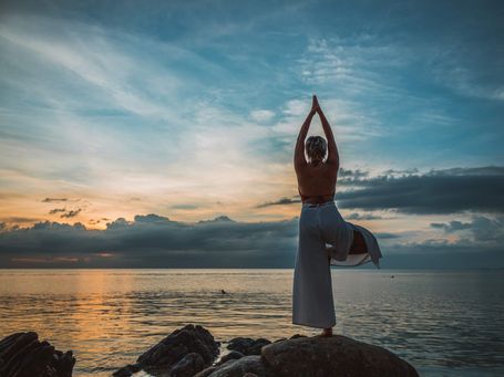Yoga am Meer bei Sonnenaufgang