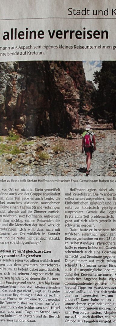 Zeitungsausschnitt aus der Backnanger Kreiszeitung, Bild: Frau mit Rucksack wandert eine Schlucht unter der Brücke hindurch im wilden Westen Kretas