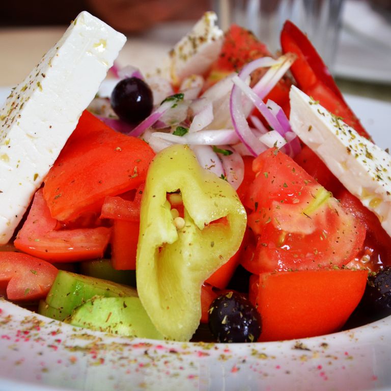 leckerer girechischer Genussreisen Salat mit Tomaten Gurken Paprika Oliven und natürlich dem Schafskäse, der nicht fehlen darf