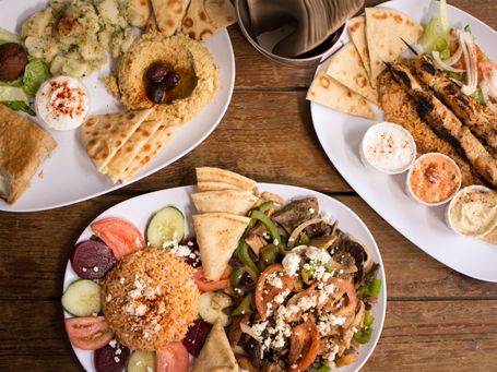 Das Essen und die vielen verschiedenen Vorspeisen in den vielen Tavernen Kretas lässt keine Wünsche offen, man wird auf jeden Fall satt