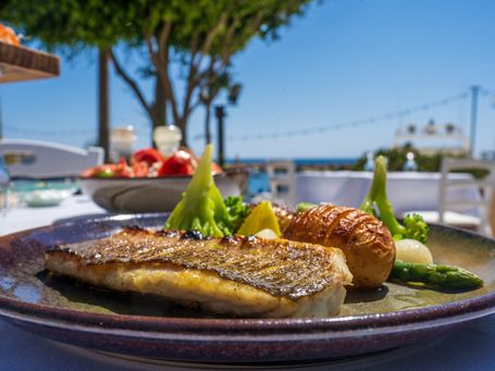 Eine Taverne am Meer, leckere und gesunde Fischplatte der kretischen Küche, was braucht man mehr um glücklich zu sein